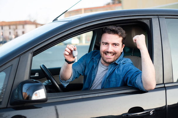 Homem feliz mostrando sua chave do carro novo
 - Foto, Imagem