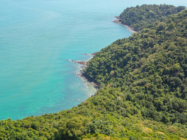 Cennet egzotik deniz manzarası sahne. Angthong ulusal deniz Parkı'tropikal adasının kıyı şeridi - Fotoğraf, Görsel