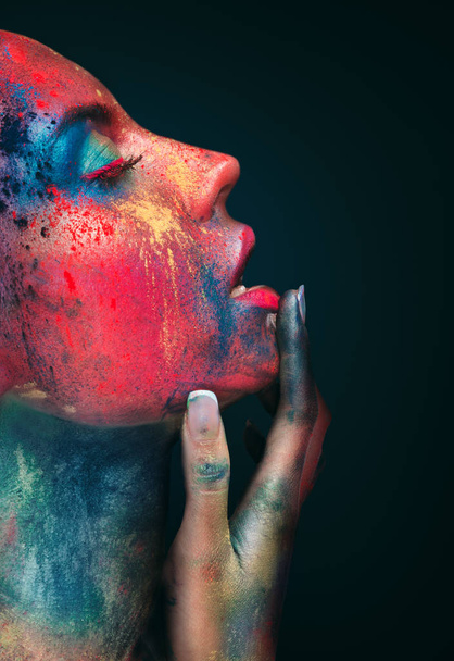 Αισθησιακή γυναίκα πορτρέτο με φωτεινά τέχνη του μακιγιάζ - Φωτογραφία, εικόνα