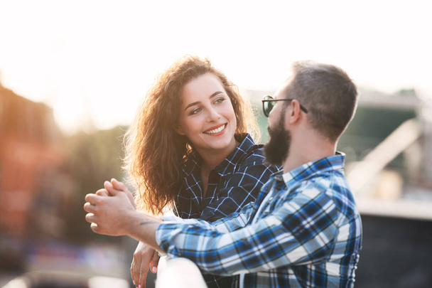 Sorrindo casal no amor, andando e conversando ao ar livre
 - Foto, Imagem