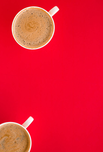 Café aromático caliente sobre fondo rojo, flatlay
 - Foto, Imagen