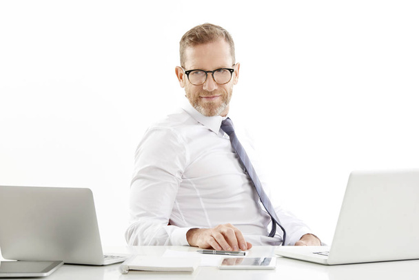 Businessman with laptop - Foto, Bild