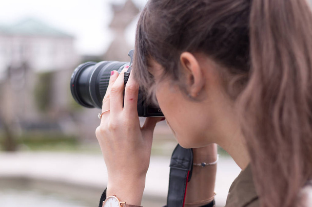 Jonge vrouwelijke toeristische meisje is het nemen van foto's met haar camera - Foto, afbeelding