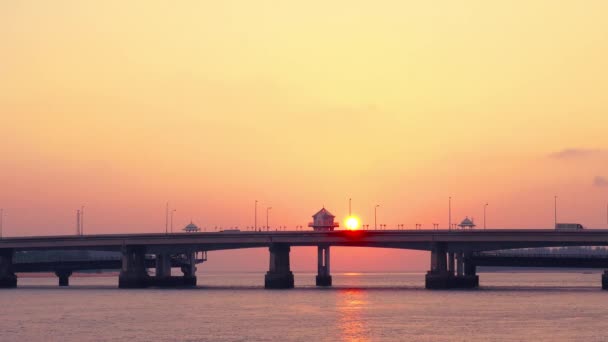 güzel gökyüzü günbatımı Sarasin köprü arkasında denize gidiş sırasında. Sarasin köprü karadan bağlayan bir önemli yoldur. - Video, Çekim