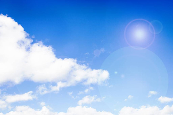 Nuages blancs sur le fond bleu du ciel. Ciel avec soleil éblouissant
 - Photo, image