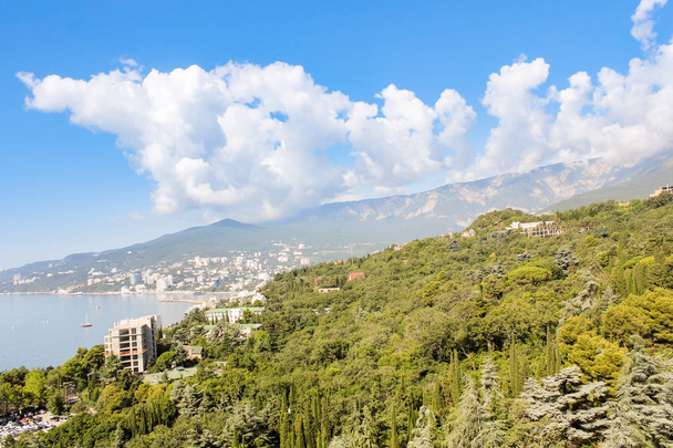 Yalta 'nın üzerindeki bulutlar. - Fotoğraf, Görsel