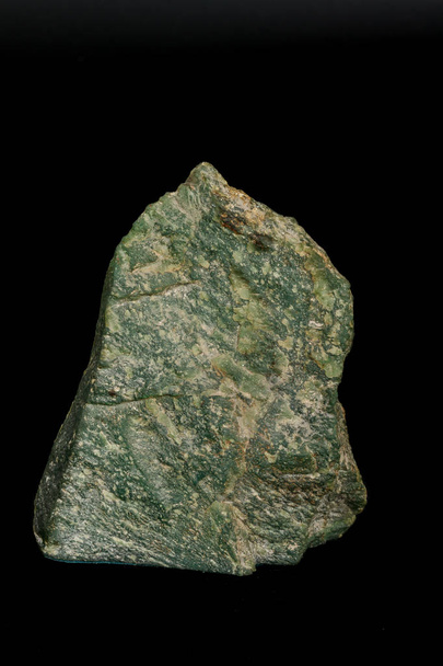 黒い背景にマクロ石ネフライト鉱物 - 写真・画像