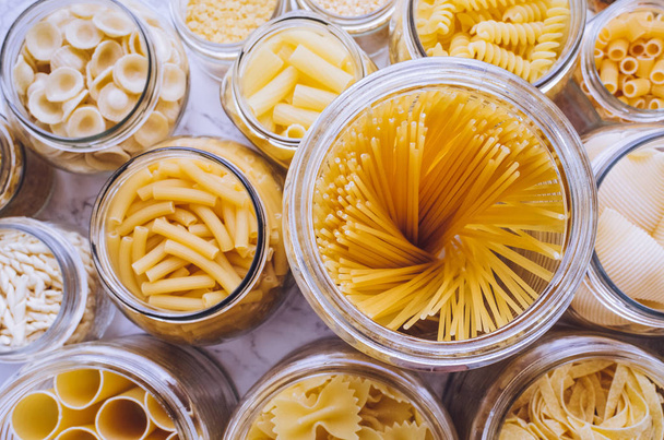 különböző típusú és formájú olasz tészta - Fotó, kép