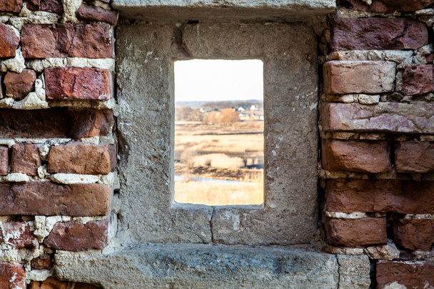 Bir boş pencere delik ile eski tuğla duvar - Fotoğraf, Görsel