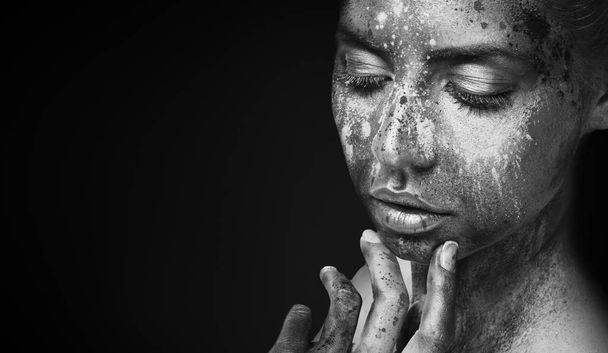 Mode zwart-wit foto van meisje met artistieke make-up - Foto, afbeelding