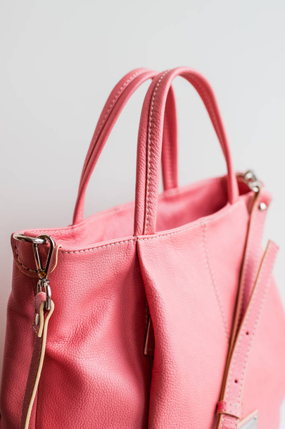 Eleganti accessori donna. Bella borsa donna di colore Living Coral su uno sfondo bianco. Luce rosa, luce coral.woman accessori di moda.Large borsetta
 - Foto, immagini