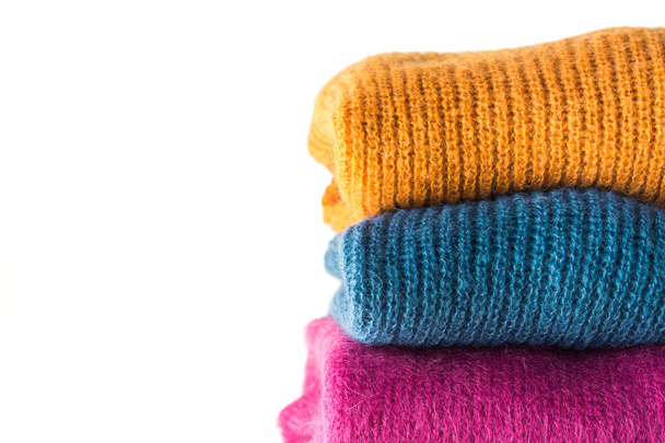 Színes gyapjú pulóvereket halom - Fotó, kép