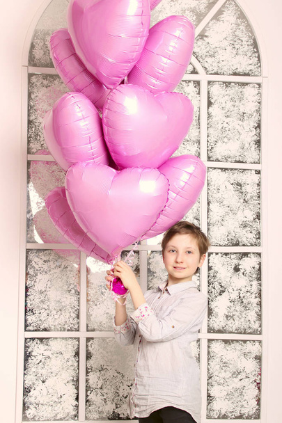 Linda joven caucásica chica sosteniendo un grande rosa globos. Personas, Infancia, Concepto de vacaciones
. - Foto, Imagen