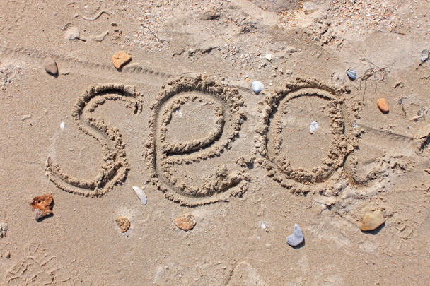 die Inschrift am Strand Sand - Meer, Muscheln und Steine - Foto, Bild