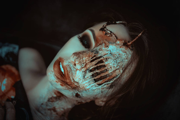 Νεαρό μοντέλο ποζάρει με σκουλήκια ως μια νεκρή γυναίκα  - Φωτογραφία, εικόνα