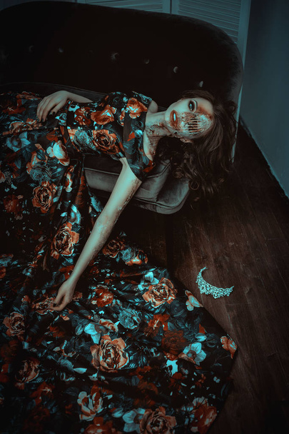 Nuori malli poseeraa matoja kuin kuollut nainen
  - Valokuva, kuva