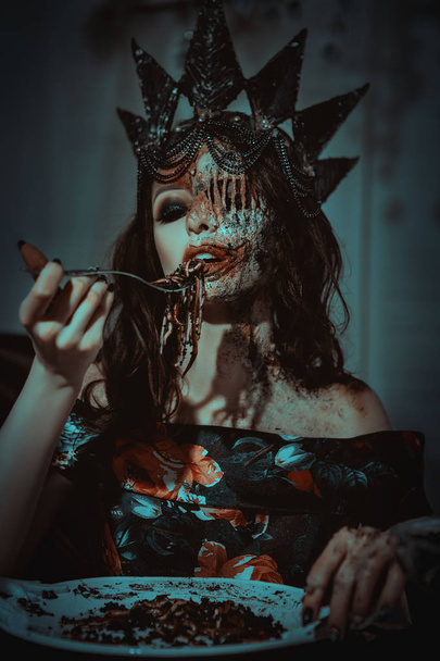 junges Model posiert mit Würmern als tote Frau  - Foto, Bild