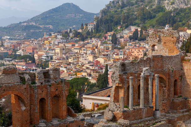 Taormina. Antiguo teatro romano
. - Foto, imagen