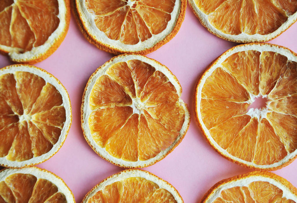 Gedroogde sinaasappelen op kleurrijke achtergrond. - Foto, afbeelding