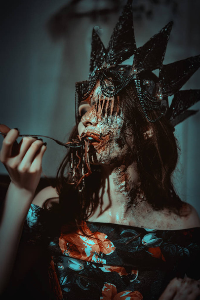 Νεαρό μοντέλο ποζάρει με σκουλήκια ως μια νεκρή γυναίκα  - Φωτογραφία, εικόνα