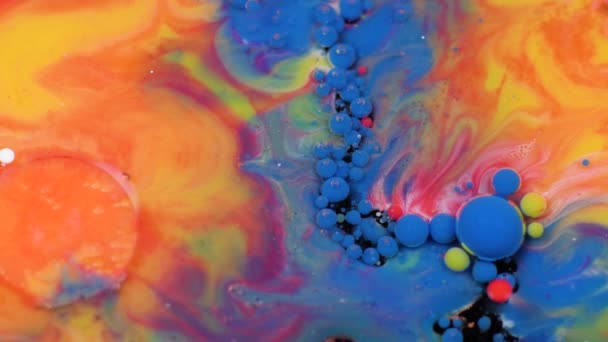 Prachtige veelkleurige bubbels van verf op het oppervlak van de olie. Schilderen in olieverf. - Video