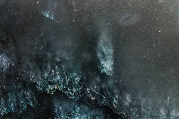 Макростоун мінеральний димчастий кварц на чорному тлі
  - Фото, зображення
