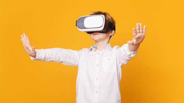 Preteen boy using virtual reality headset and gesturing - Foto, imagen