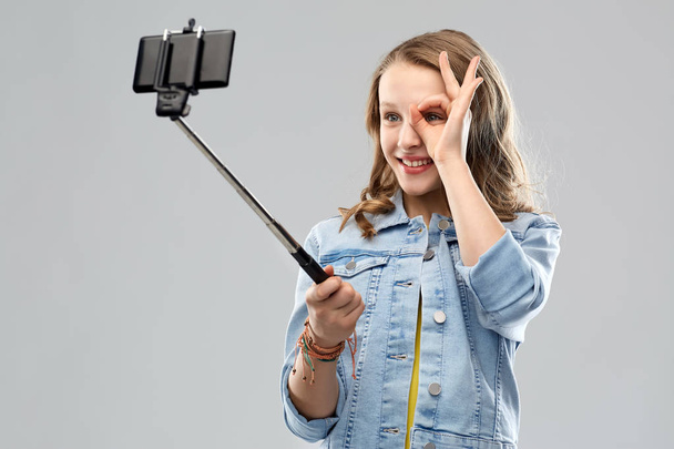 teenage girl taking selfie by smartphone - Фото, изображение