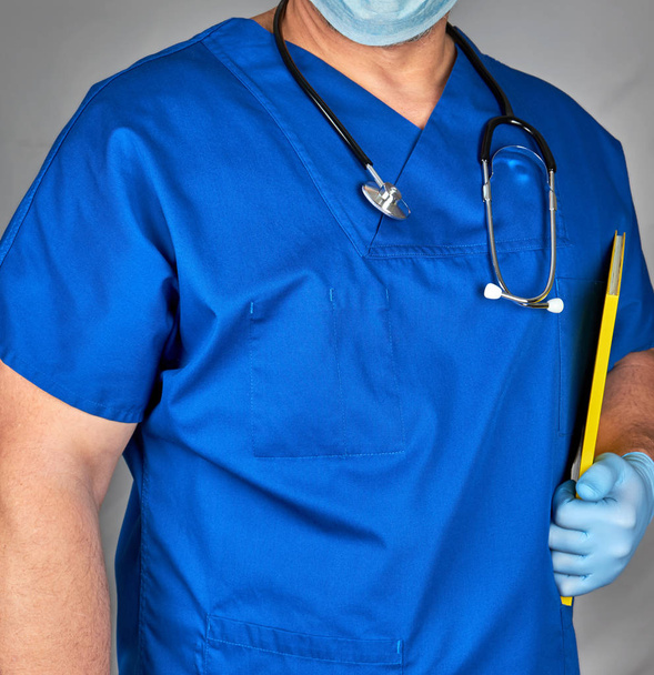 medico in uniforme blu e guanti sterili in lattice
 - Foto, immagini