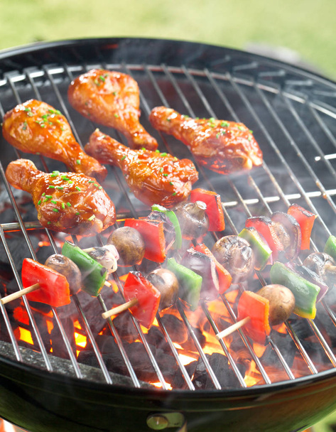 close-up view of delicious meat with vegetable skewers cooking on charcoal grill   - Fotografie, Obrázek