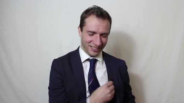 Young handsome businessman talking on his smartphone with a client. - Záběry, video