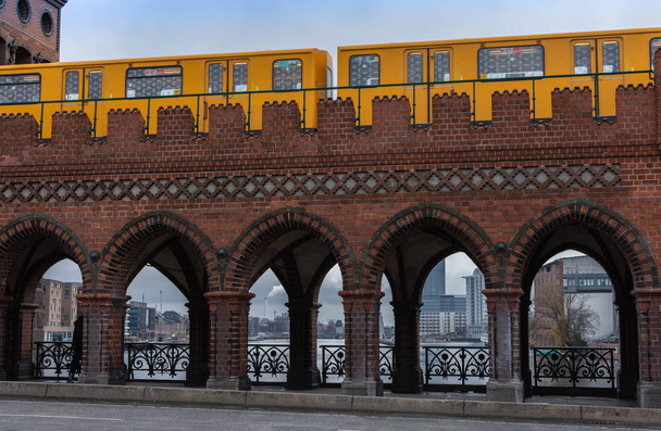 Желтые вагоны метро по мосту Обербаунум
 - Фото, изображение