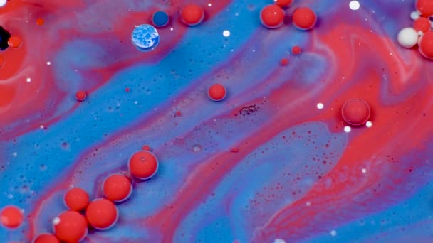 Şaşırtıcı kırmızı ve mavi balonlar petrol yüzeyindeki boya. Yağda boya. - Video, Çekim