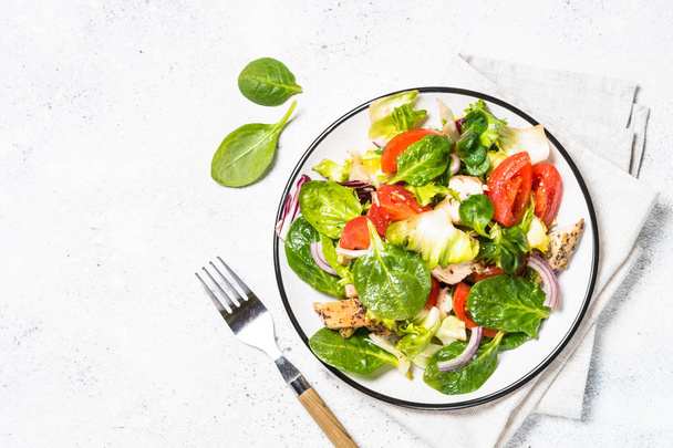 Salade verte au poulet et légumes sur fond blanc
. - Photo, image