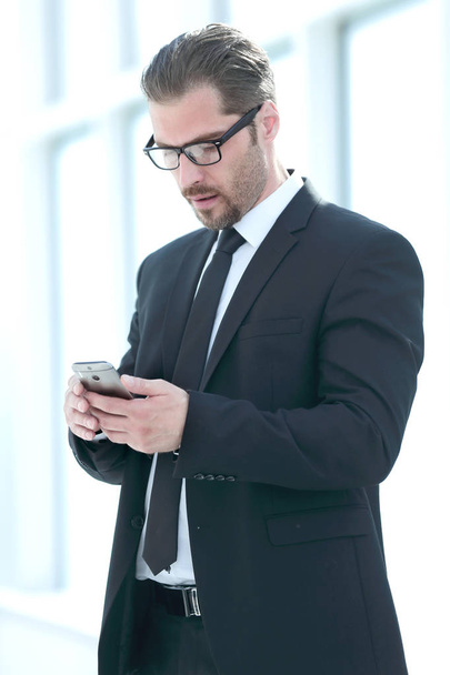 businessman looking at the smartphone screen - Foto, Imagen