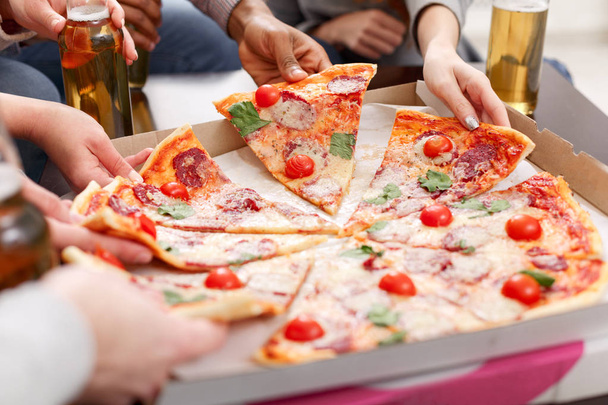 Strana přátel doma jíst chutné pizzy - Fotografie, Obrázek