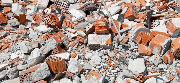 escombros con ladrillos y cemento
 - Foto, Imagen