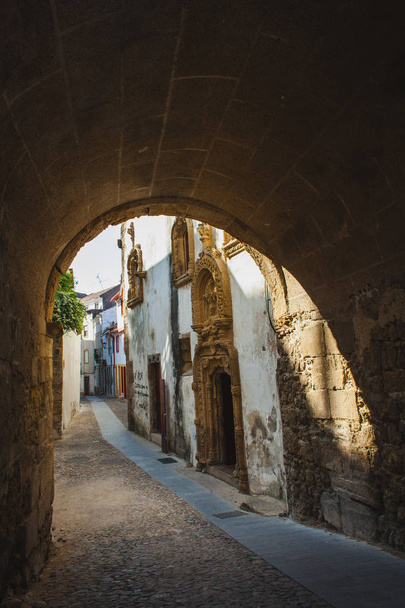 pedestrian street trough the arch in Coimbra, Portugal - Zdjęcie, obraz