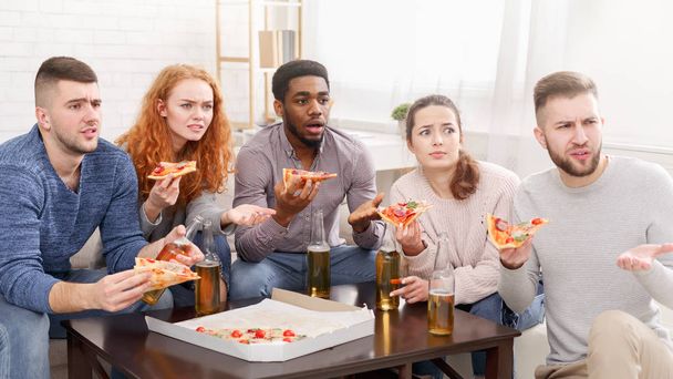 Amigos viendo televisión, comiendo pizza y bebiendo cerveza
 - Foto, Imagen