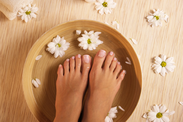 O quadro de manicure feito ideal e pedicure. Mãos e pernas femininas no local do spa
. - Foto, Imagem