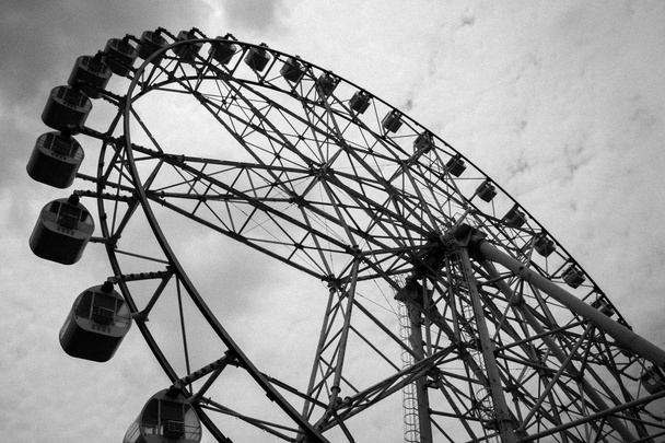 Черно-белое колесо обозрения
 - Фото, изображение