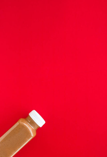 Chocolat bouteille de smoothie banane sur rouge, flatlay
 - Photo, image