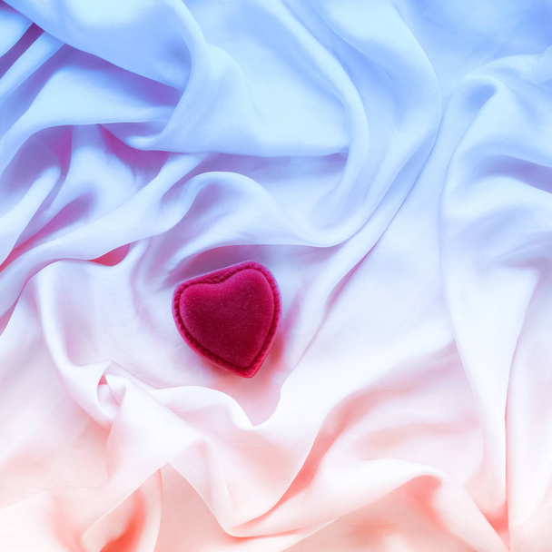 Kalp şeklinde hediye kutusu neon ipek - Fotoğraf, Görsel