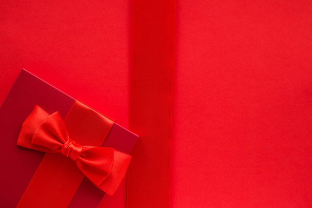 Luxury holiday gifts on red - Foto, imagen