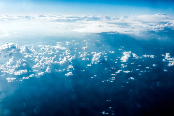 Vista dall'alto di nuvole bianche dal suolo o dall'acqua
 - Foto, immagini