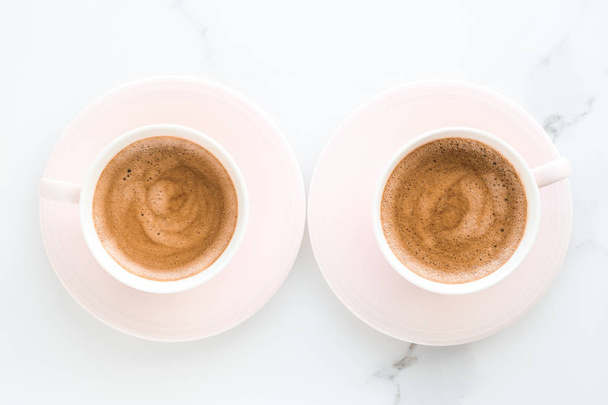 Горячий ароматный кофе на мраморе, плоский
 - Фото, изображение