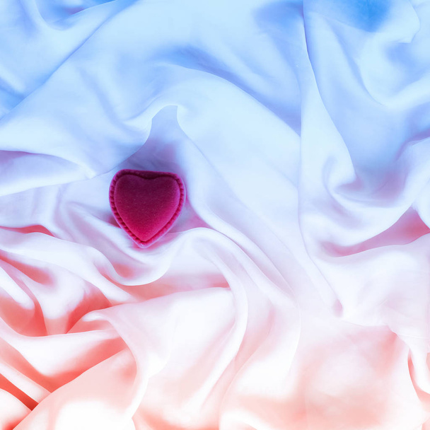 Scatola regalo a forma di cuore su seta al neon
 - Foto, immagini