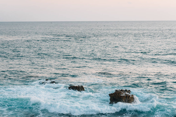 Waves and rocks in the Pacific Ocean, in Laguna Beach, Orange Co - Foto, immagini
