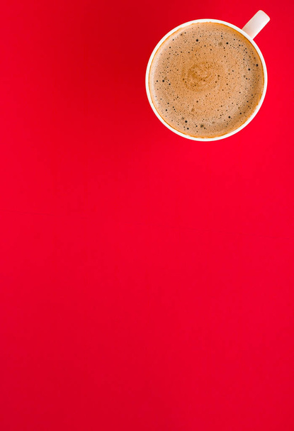 Forró illatos kávé, piros háttéren, flatlay - Fotó, kép
