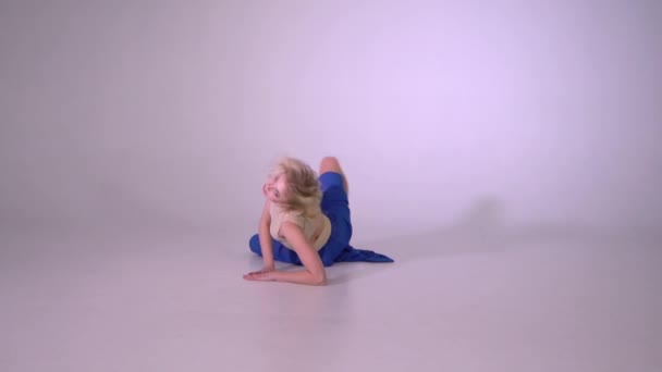 A beautiful girl lies in the studio - Felvétel, videó